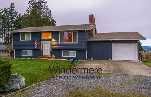 3 bedroom 2 bath House with a large backyard - 1064 Ridgeway Drive, Island County, WA 98277