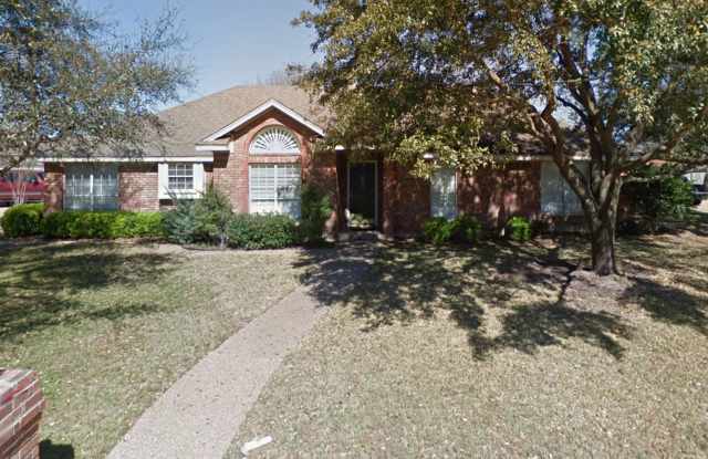 Single Family Home - 912 Regina Drive, Hewitt, TX 76643