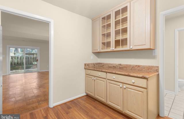 424 GREENBRIER Court Gallery 4
