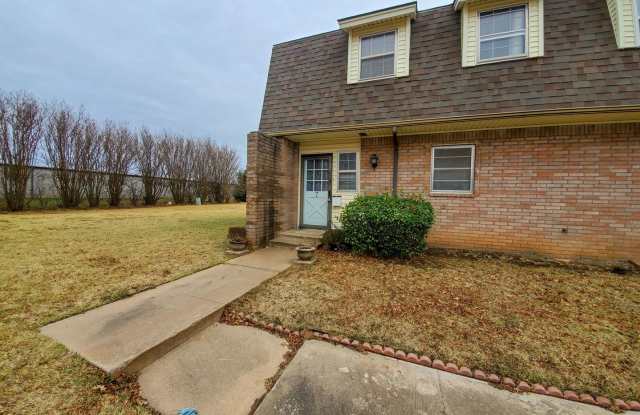 Cute 3 bedroom Townhome in Shawnee! - 3901 North Kickapoo Avenue, Shawnee, OK 74804