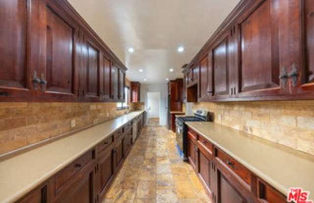 8232 Blackburn Avenue Gallery 3