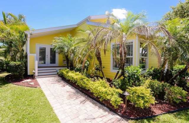 4031 NE Breakwater Drive Gallery 2