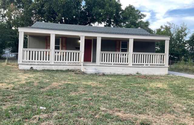 Country style home in the city - 303 West Kittyhawk Drive, Midwest City, OK 73110