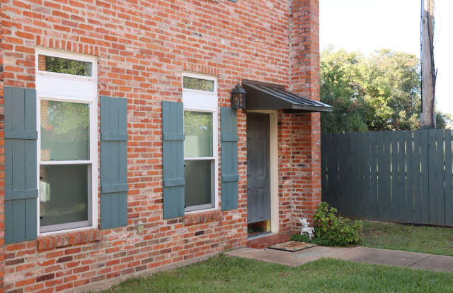 Townhouse - 985 Bayou Trace Drive, Alexandria, LA 71303