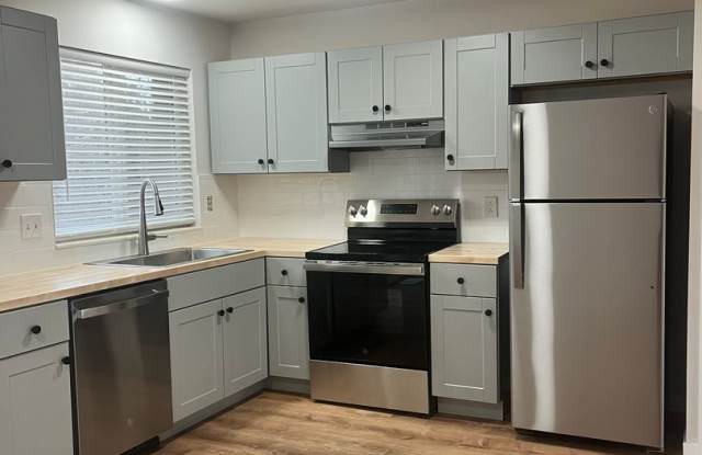 Fresh, Contemporary Remodel with Solar, Walk-In Closets  Great Outdoor Space photos photos