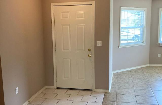JUST REDUCED!!! 3 Bed / 2 Bath Extremely close to Wedington Exit! Gallery 4