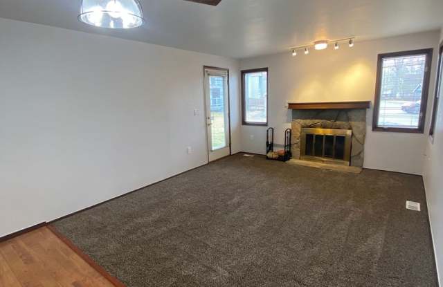 Well maintained (1) bedroom, (1) bathroom ground level unit in Independence Park! photos photos