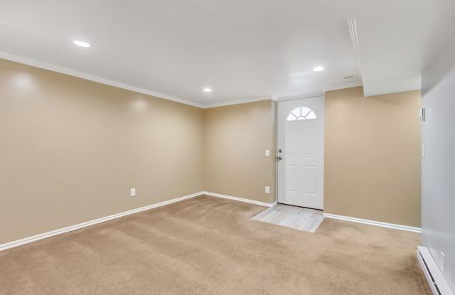 2925 White Circle Gallery 3
