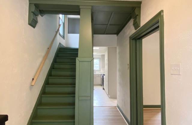 3 Bed/1 Bath Home in Beechview with Bonus Room-Convenient to Downtown! Available Now! - 1845 Ringwalt Street, Pittsburgh, PA 15216