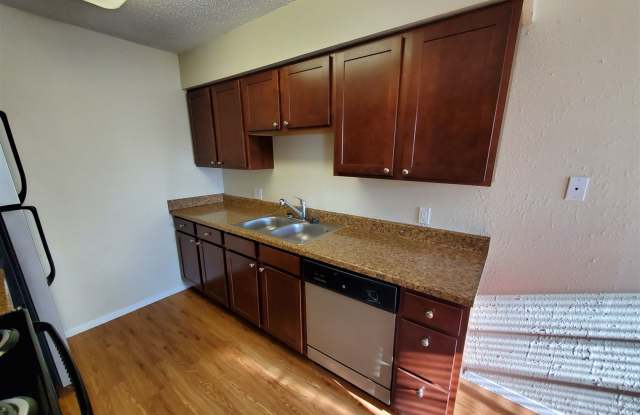 1600 North Interstate 35 Gallery 3