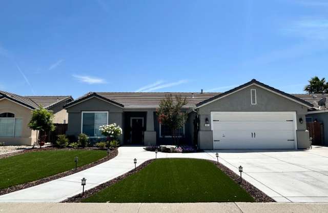 Charming 3 bedroom 2 bathroom home located in Hanford photos photos
