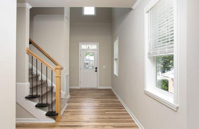 Spacious 4bd / 2.5 ba Home with fenced yard mins from Downtown Durham Gallery 3