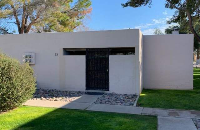 Great 2 bedroom 2 bath townhouse in beautiful community - 930 South Dobson Road, Mesa, AZ 85202