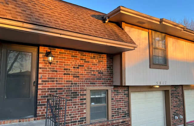 *COMING SOON* Spacious 3 Bed, Two Bath Duplex in Raytown photos photos