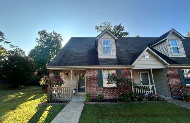 East Brainerd Townhome! 2 beds, 2 baths, garage, fenced back yard  screened porch! - 1216 Lenny Lane, Chattanooga, TN 37421