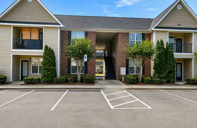 Beautiful 2 (possible 3) Bedroom Condo with ONE CAR GARAGE! Minutes to Bragg and Shopping Gallery 1