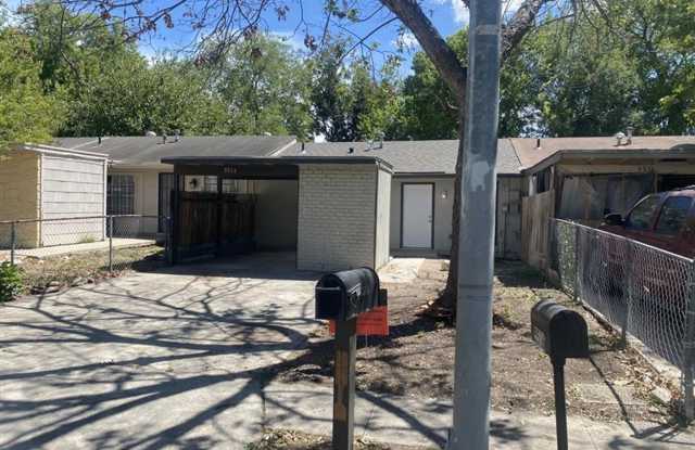 3/1 Townhouse with covered parking Gallery 1