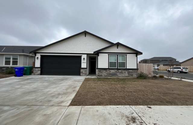 NEW CORNER LOT HOME Move In Ready!!!! - 1945 West Date Avenue, Porterville, CA 93257