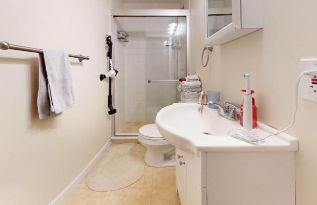 Stunning 3 bed ,2 Full Bath In  Unit Laundry! Gallery 4