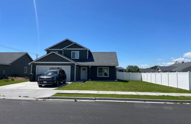 2Story Home! 4 Beds, 2.5 Bath! photos photos