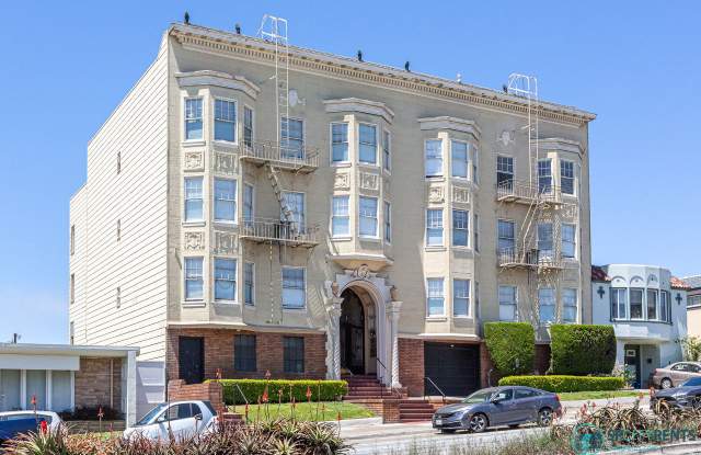 Sunset: Large Top Floor Studio Apartment with Views, Onsite Laundry & Optional Parking photos photos