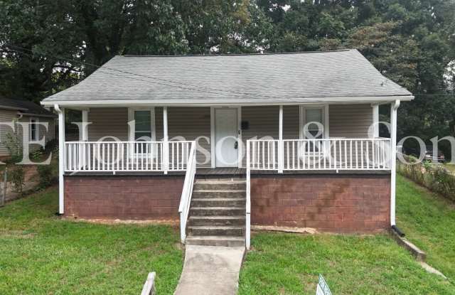 Front Porch Charm & Bonus Room Near Downtown Winston-Salem Gallery 1