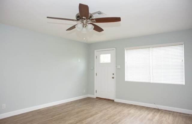 2 Bedroom Duplex in Naples Park - Annual Rental Gallery 4