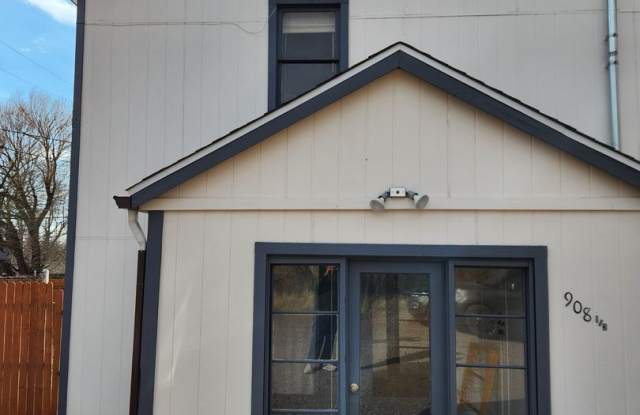 908 1/2 N Humphreys St - 908 1/2 North Humphreys Street, Flagstaff, AZ 86001