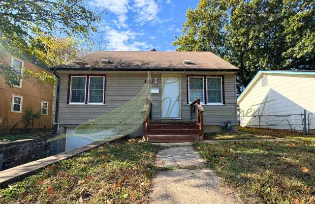 CHARMING HOME WITH GARAGE, LARGE BASEMENT, AND OVERSIZED UPSTAIRS BEDROOM - 5400 Norton Avenue, Kansas City, MO 64130