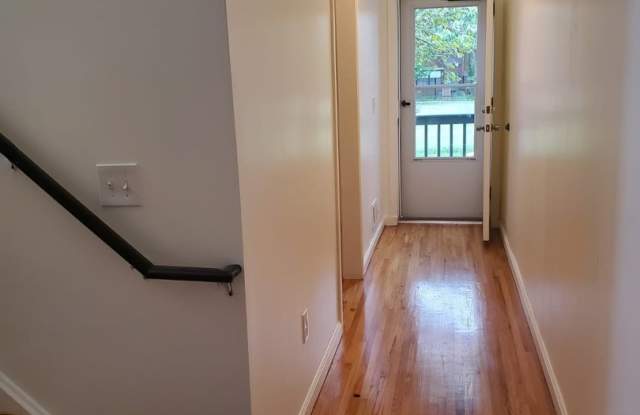Cozy Home w/2 bath! Gallery 4