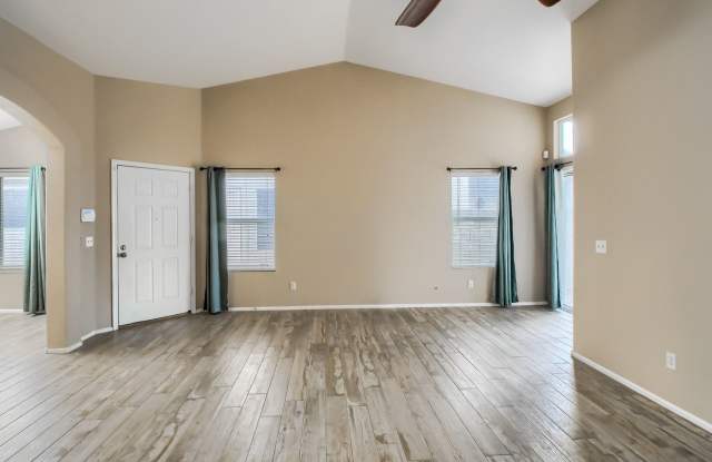 Spacious Home in North East Phoenix Gallery 4