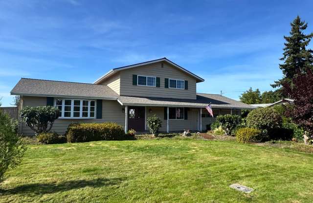 Spacious 4 bed/2.5 bath home Gallery 3