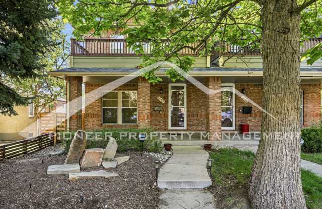 Gorgeous Townhouse with Gas Fireplace and Central AC Gallery 1