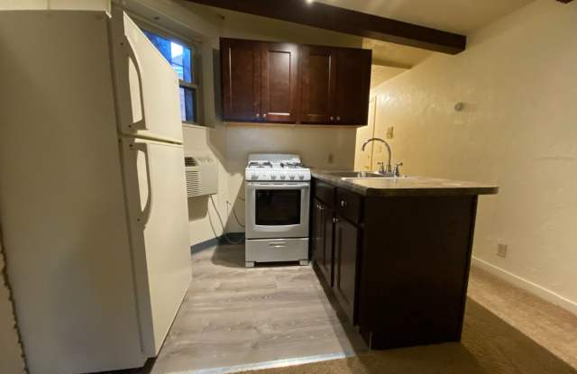 Cozy Two Bedroom Apartment in Oakland! On-Site Laundry  Air Conditioning! Call Now! photos photos