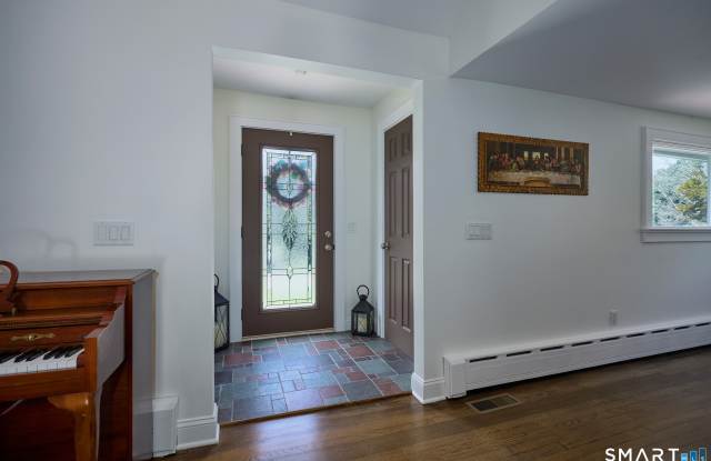 1374 Huntington Turnpike Gallery 3