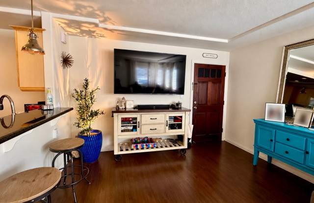 Beautifully renovated 2 BD, 1 BA condo with A/C for rent in City Heights! Gallery 4