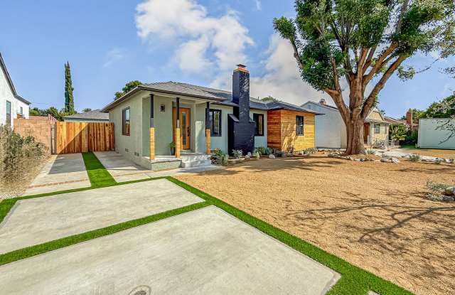 Upgraded 3+2 w/pool, gourmet kitchen + family room! photos photos