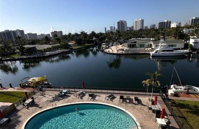 301 Golden Isles Dr photos photos