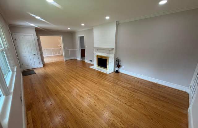 3704 BEVAN Drive Gallery 4