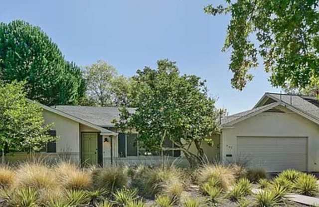 642 2nd St. E photos photos