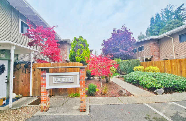 Charming 3-Bedroom 1.5 Bath Apt in Prime Bellevue Location. photos photos