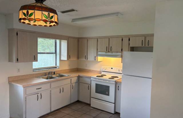 AVAILABLE NOW! Charming 3-Bedroom Ocala Home with Garage & Spacious Yard Gallery 4