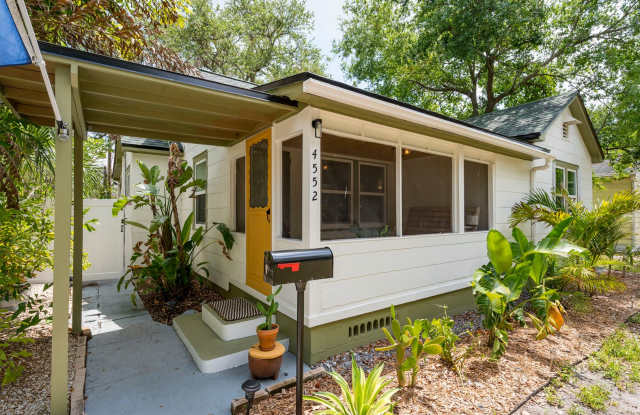 Unfurnished Charming Historic Bungalow with Stylish Updates & Spacious Backyard Gallery 3