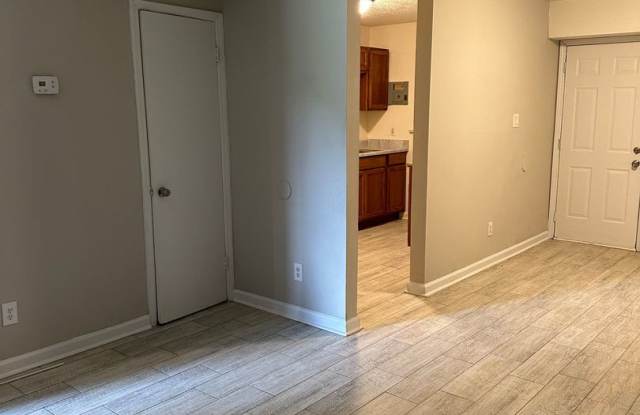 Spacious 2bedroom Townhome (500.00 off first full months rent ) - 3615 Glenwood Drive, Charlotte, NC 28208