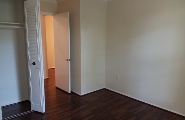 2br/1.5ba with new laminate flooring, new kitchen cabinets and granite Gallery 4