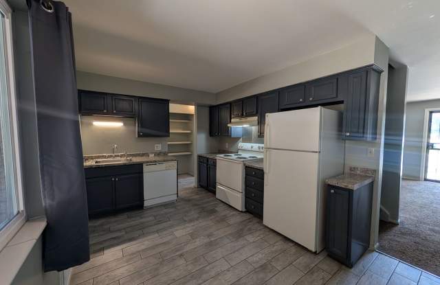 COMFORTABLE 4 BEDROOM TOWNHOME IN AURORA Gallery 4