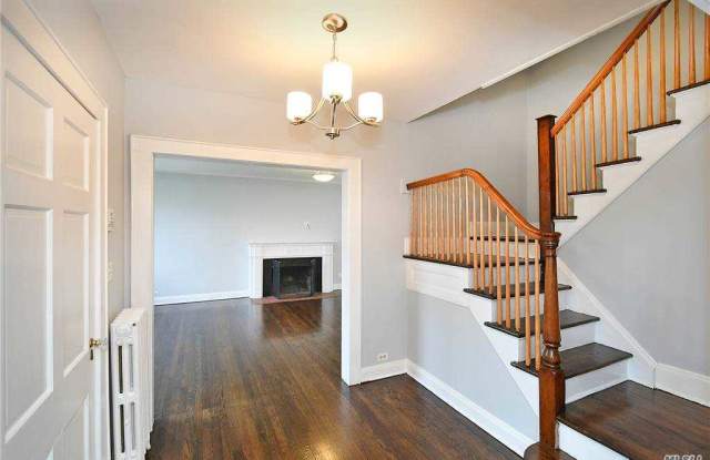 173 Manhasset Woods Road Gallery 4