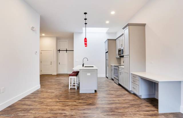 44 Greenwich Avenue Gallery 2