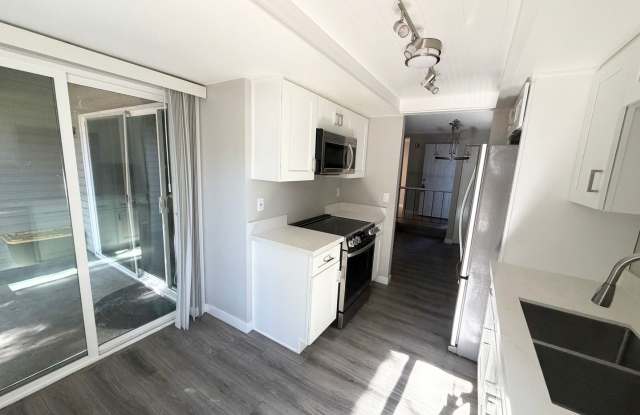 Beautifully Remodeled One Bedroom Condo at Fairwood Gallery 3