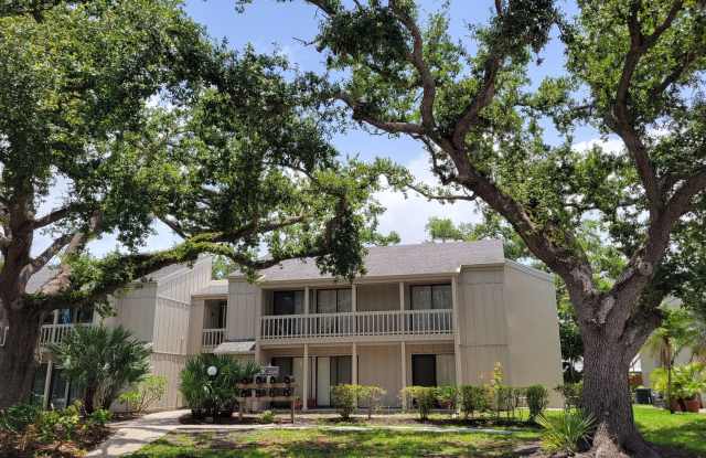 Annual UNfurnished renovated ground floor 2/2 condo downtown Sarasota photos photos